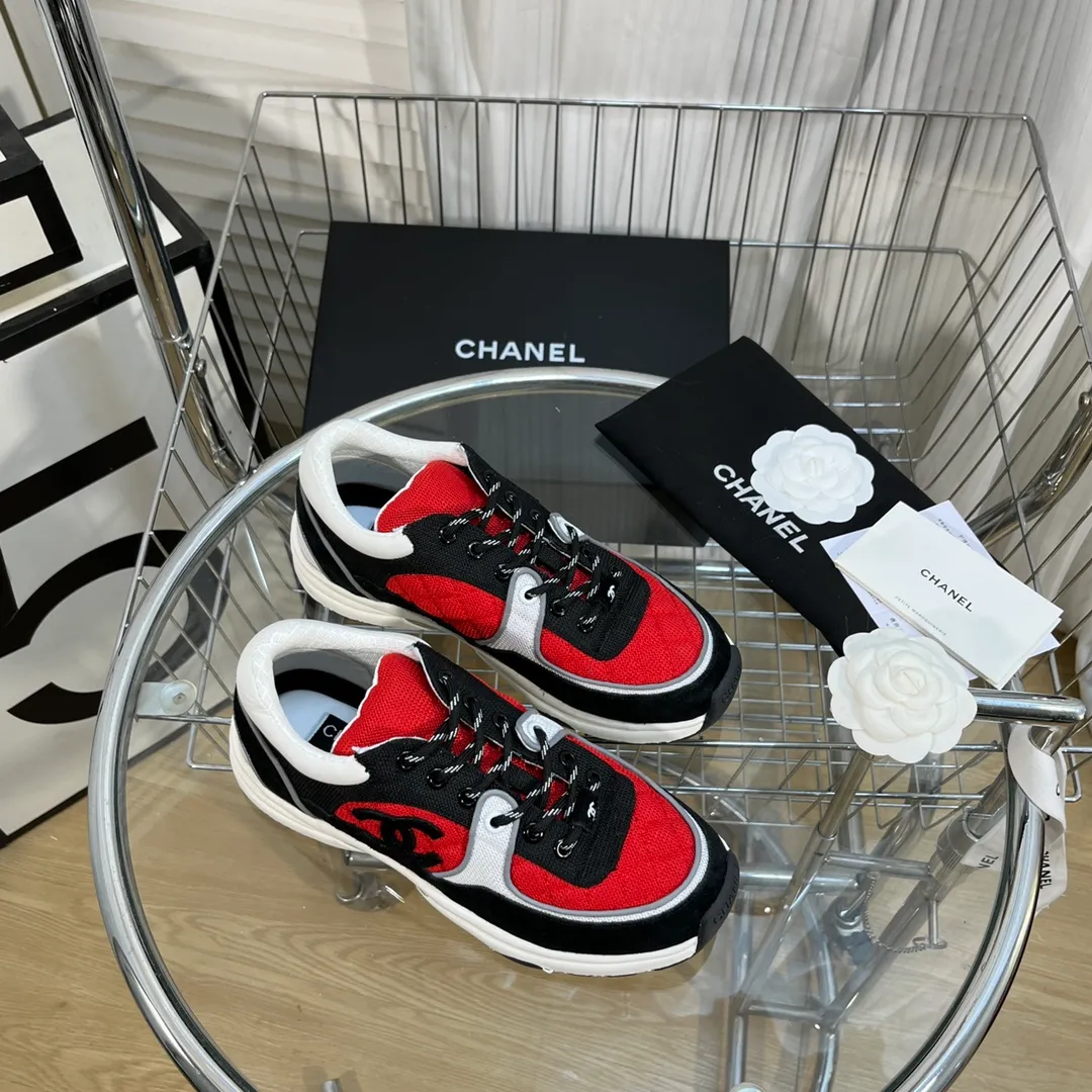 👟👟Ex-factory price 560👟👟 Chanel Chanel - 2022 counter top casual sports shoes This classic design; the upper is electro-embroidered with a variety of techniques; the outsole is fashionable and sporty; it is unusual to incorporate a variety of color matching elements... The diversified mix and match is very good-looking and versatile, casual, fashionable, sports and outdoor can be taken into account... ꫛꫀꪝ Go➫ Material: ❶Upper is made of: Original imported high mercerized smooth cow suede + electric embroidery technology + imported breathable mesh ❷Inner use: original imported breathable mesh ❸Outsole based on: original TPU combination outsole Counter boutique packaging complete set for women 35–42 men 38–46